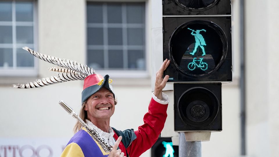 Die schönsten Ampelmännchen Deutschlands Ein Stadtführer im Rattenfänger-Outfit an der Rattenfänger-Ampel in Hameln