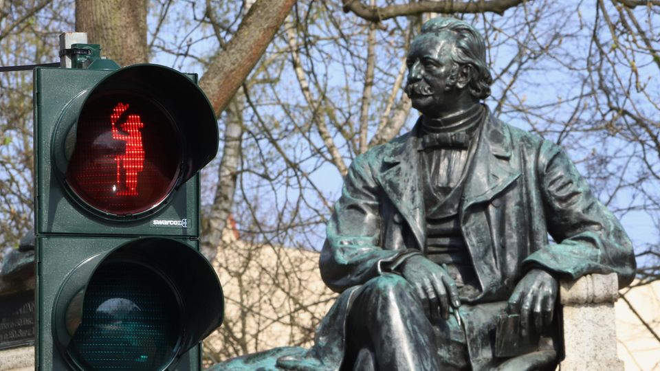 Die schönsten Ampelmännchen Deutschlands Eine Ampelanlage zeigt Theodor Fontana neben einem Denkmal des Dichters