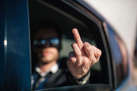Ein Mann zeigt einen ausgestreckten Mittelfinger