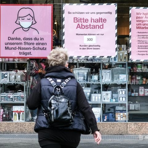 "Danke, dass du in unserem Store einen Mund-Nasen-Schutz trägst", steht am Schaufenster eines Geschäfts