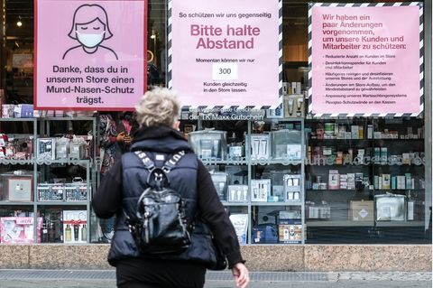 "Danke, dass du in unserem Store einen Mund-Nasen-Schutz trägst", steht am Schaufenster eines Geschäfts