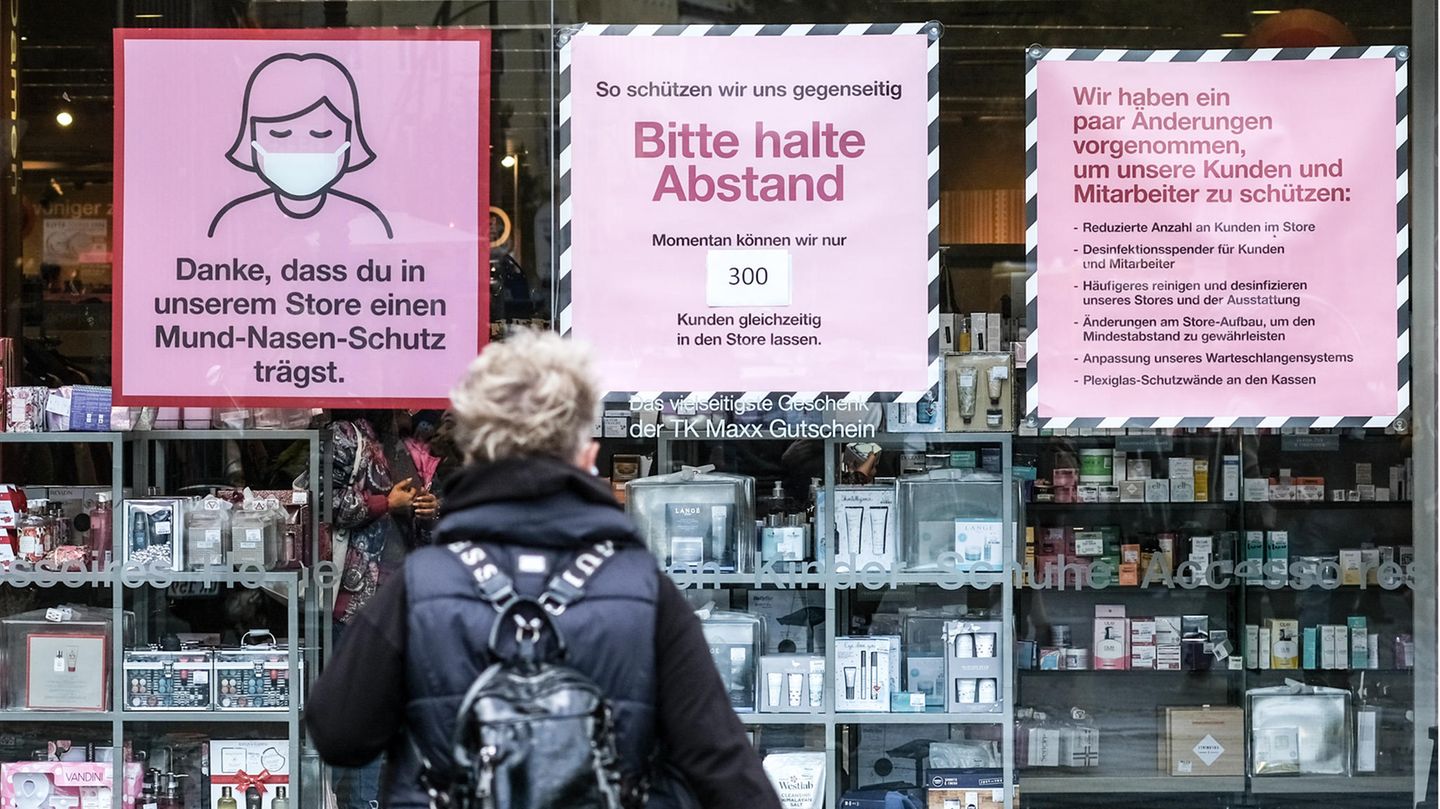 "Danke, dass du in unserem Store einen Mund-Nasen-Schutz trägst", steht am Schaufenster eines Geschäfts