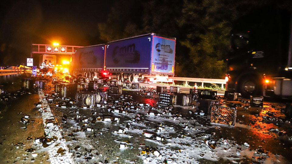 Nachrichten Deutschland Hagen Ein Lastwagen hat kurz vor der Anschlussstelle Hagen-Süd Bierkästen verloren