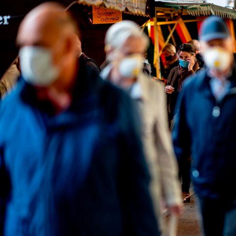 Menschen tragen auf einem Hamburger Wochenmarkt zum Schutz vor dem Coronavirus eine Mund-Nasen-Schutz