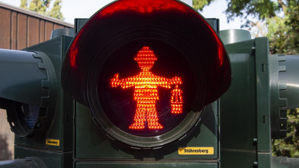 Die schönsten Ampelmännchen Deutschlands Rote Ampel in Duiburg: Ein Bergmann wacht über den Verkehr