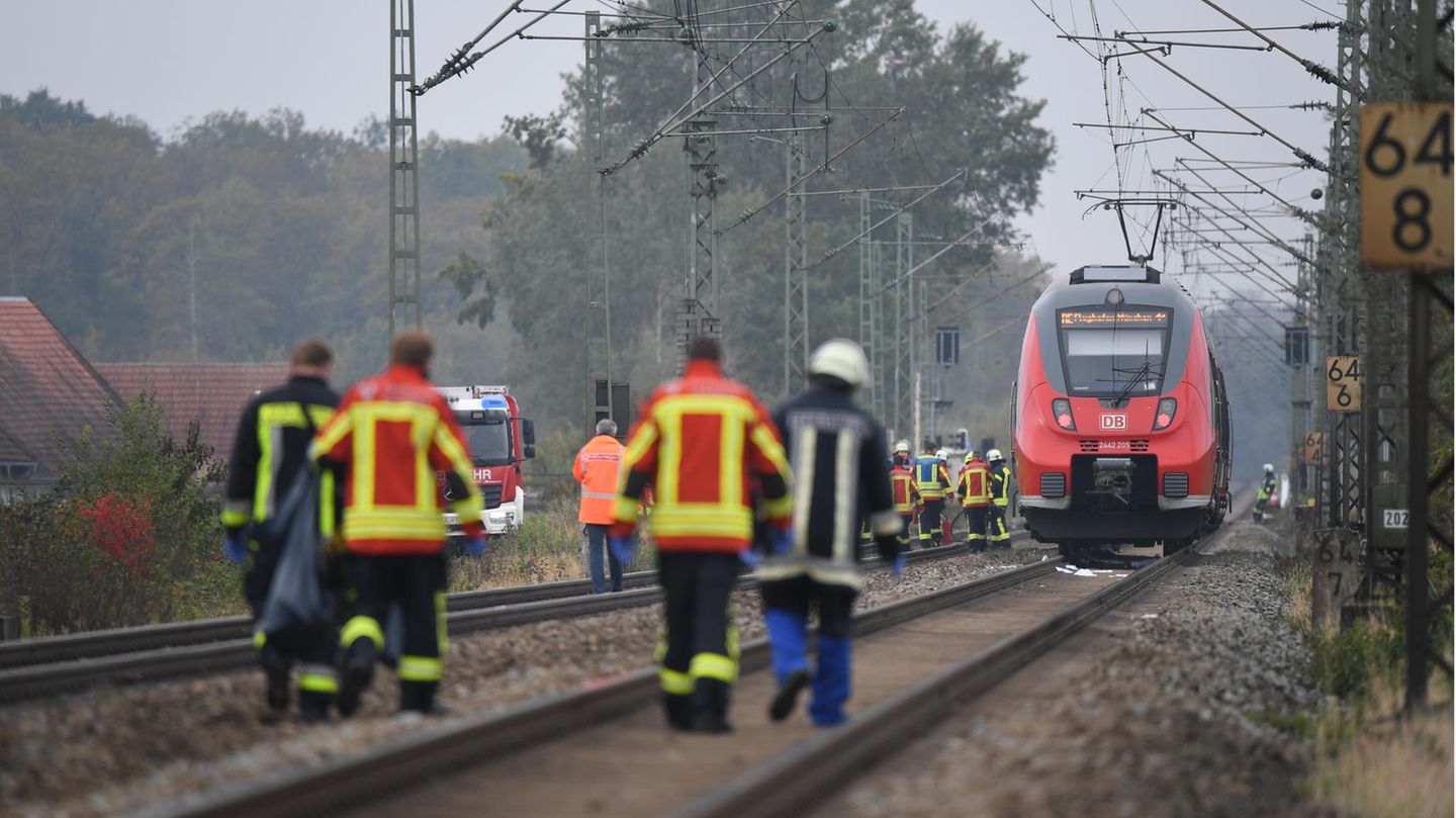 Rettungskräfte sind an der Unfallstelle im Einsatz.
