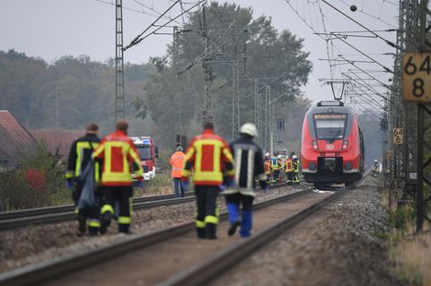 Rettungskräfte sind an der Unfallstelle im Einsatz.