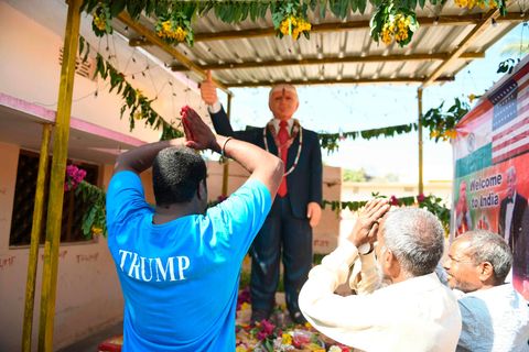 Bussa Krishna Raju kniet vor Trump-Statue