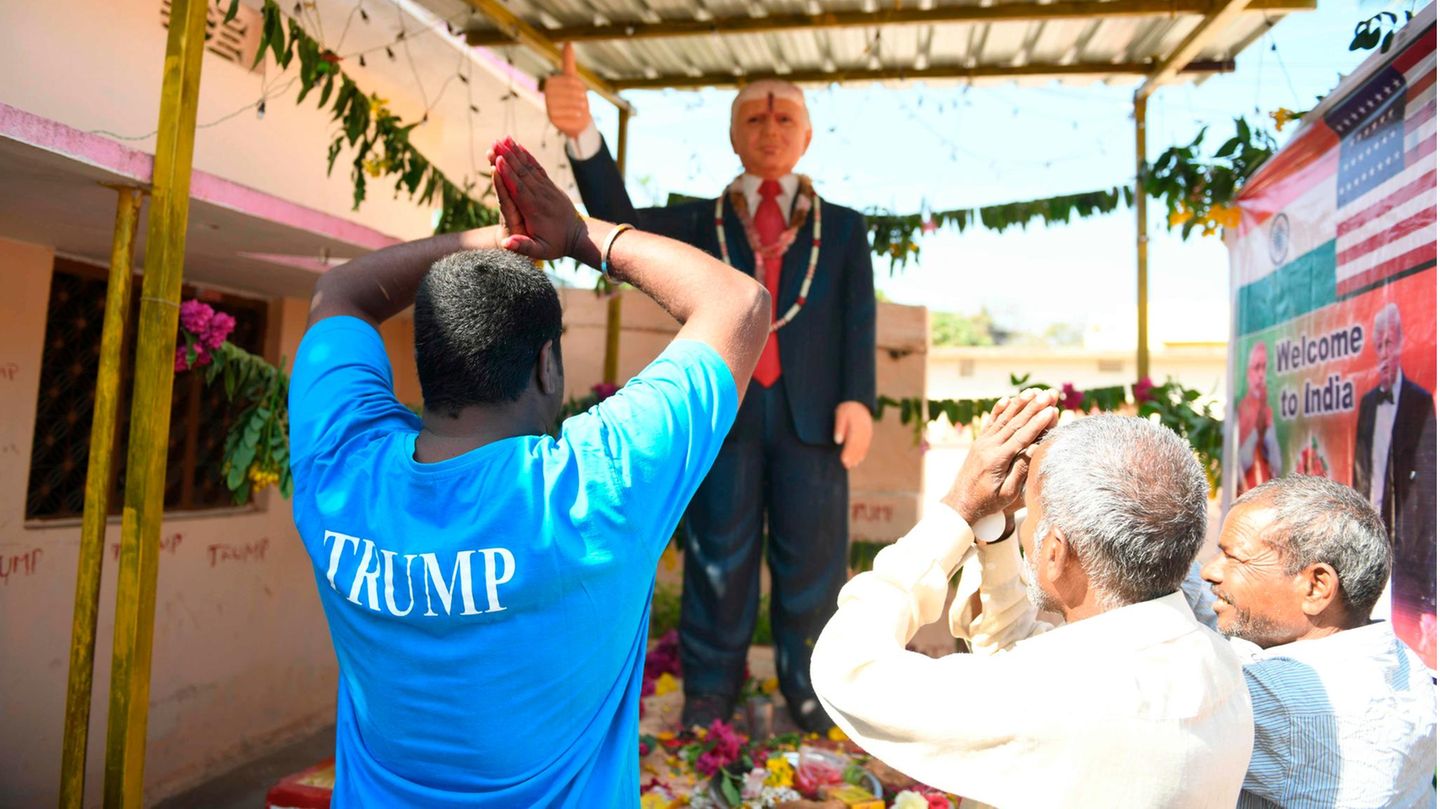 Bussa Krishna Raju kniet vor Trump-Statue
