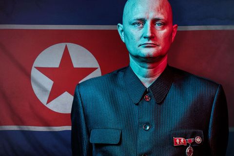 Ulrich Larsen vor einer Flagge von Nordkorea