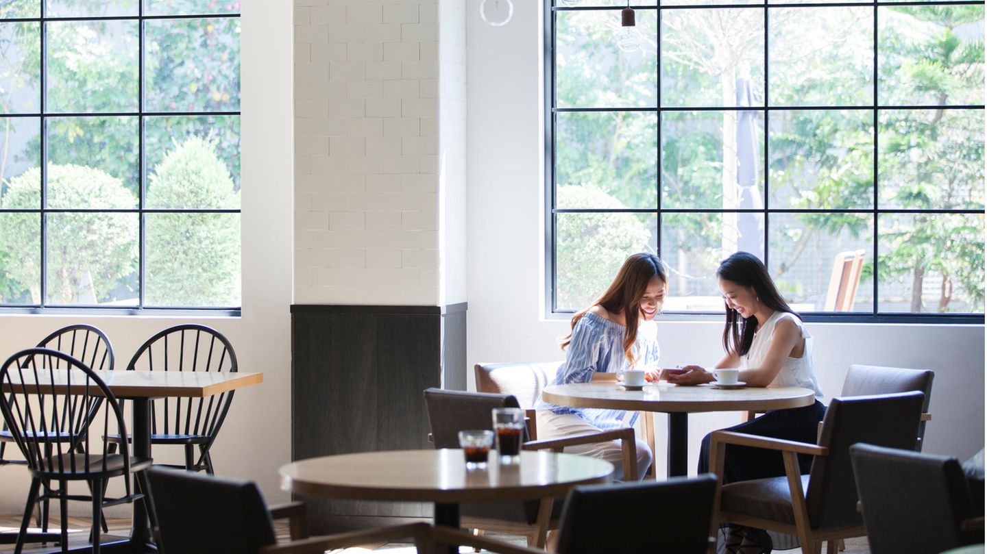 Darf man auch im Restaurant sitzen, wenn man kein Essen bestellt? Es liegt in der Natur der Sache ein Restaurant aufzusuchen, um dort zu essen und zu trinken. Wir verkaufen ja keine Sitzplätze, sondern köstliche Speisen und Getränke mit herzlichem Service in angenehmem Ambiente. Ein Restaurant ist kein Wartesaal. Der Gastronom kann aufgrund seines Hausrechts frei entscheiden, wie er damit umgeht, wenn ein Gast nichts verzehren möchte. Das wird sicherlich auch davon abhängen, ob eine Person einer zehnköpfigen Tischgemeinschaft, die alle essen und trinken, keinen Hunger hat, oder ob sich ein Paar an einen gedeckten Tisch ans Fenster setzt, um gemeinsam den Blick zu genießen.