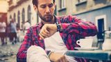 Wenn der Wirt nach mehrmaliger Aufforderung nicht innerhalb von 30 bis 45 Minuten die Rechnung bringt, kann der Gast – so die einschlägigen Gerichtsentscheidungen – das Lokal verlassen. Allerdings muss er seinen Namen und Anschrift für eine Zusendung der Rechnung hinterlassen, um nicht eine Anzeige wegen Zechprellerei zu riskieren. Der Gast sollte sich an die Thekenkraft oder an den Gastwirt direkt wenden.