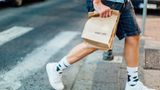 Sollte der Gast seine bestellte Portion nicht schaffen, ist es in der Regel möglich, sich die Reste einpacken zu lassen. Ein Rechtsanspruch darauf besteht jedoch nicht, da in einem Restaurant zum Verzehr an Ort und Stelle serviert wird. Dennoch haben sich viele Betriebe darauf gerade mit Blick auf einen achtsamen Umgang mit Essen eingestellt. Für Nachschlag im Restaurant muss in der Regel auch bezahlt werden.