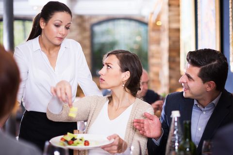 Der Gast kann jederzeit ein neues Gericht bestellen. Die Frage ist dann nur, ob er das zuvor gewünschte Essen bezahlen muss oder nicht. Sofern das Essen nicht den Angaben in der Karte entspricht, darf man das Bestellte zurückgehen lassen und etwas anderes verlangen. Schmeckt einem das gewünschte Essen und Getränk nicht – ohne, dass es dafür einen objektiven Grund gibt (zum Beispiel "versalzenes" Essen) – ist das kein Grund zur Reklamation. Über Geschmack lässt sich bekanntlich nicht streiten.