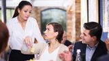 Der Gast kann jederzeit ein neues Gericht bestellen. Die Frage ist dann nur, ob er das zuvor gewünschte Essen bezahlen muss oder nicht. Sofern das Essen nicht den Angaben in der Karte entspricht, darf man das Bestellte zurückgehen lassen und etwas anderes verlangen. Schmeckt einem das gewünschte Essen und Getränk nicht – ohne, dass es dafür einen objektiven Grund gibt (zum Beispiel "versalzenes" Essen) – ist das kein Grund zur Reklamation. Über Geschmack lässt sich bekanntlich nicht streiten.