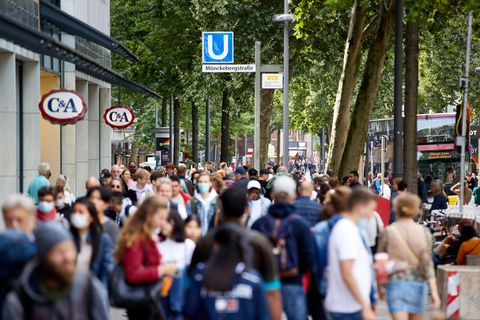 Menschen gehen die Einkaufsstraße Mönckebergstrasse in Hamburg entlang