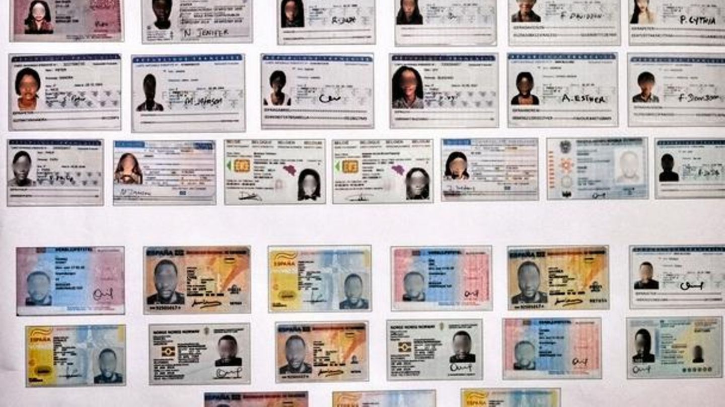 Thema Zwangsprostitution, Kopie der gefälschten Pässe des (Neben-) Täters und der Opfer, Nigerianerinnen, an der Wand der Polizeiwache Bochum Gefälschte Ausweise