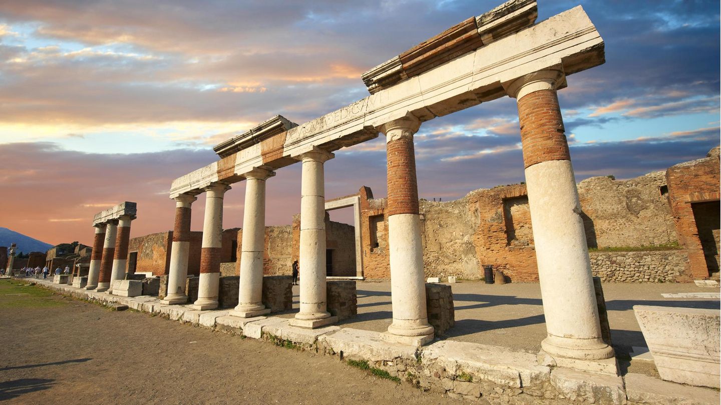Römische Säulen am Gebäude des Eumachia, Pompeji