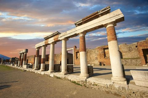 Römische Säulen am Gebäude des Eumachia, Pompeji