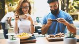 Der Wirt hat das Hausrecht. Er darf darüber entscheiden, was in seinem Restaurant erlaubt ist und was nicht. In der Regel wird ein Gastwirt kein Problem damit haben, wenn der Gast das Essen fotografiert – zumindest für den privaten Gebrauch. Anders kann das aussehen, wenn solch ein Bild auf sozialen Netzwerken veröffentlicht werden soll.