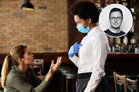 Zwei Frauen streiten sich. Nur eine trägt eine Maske