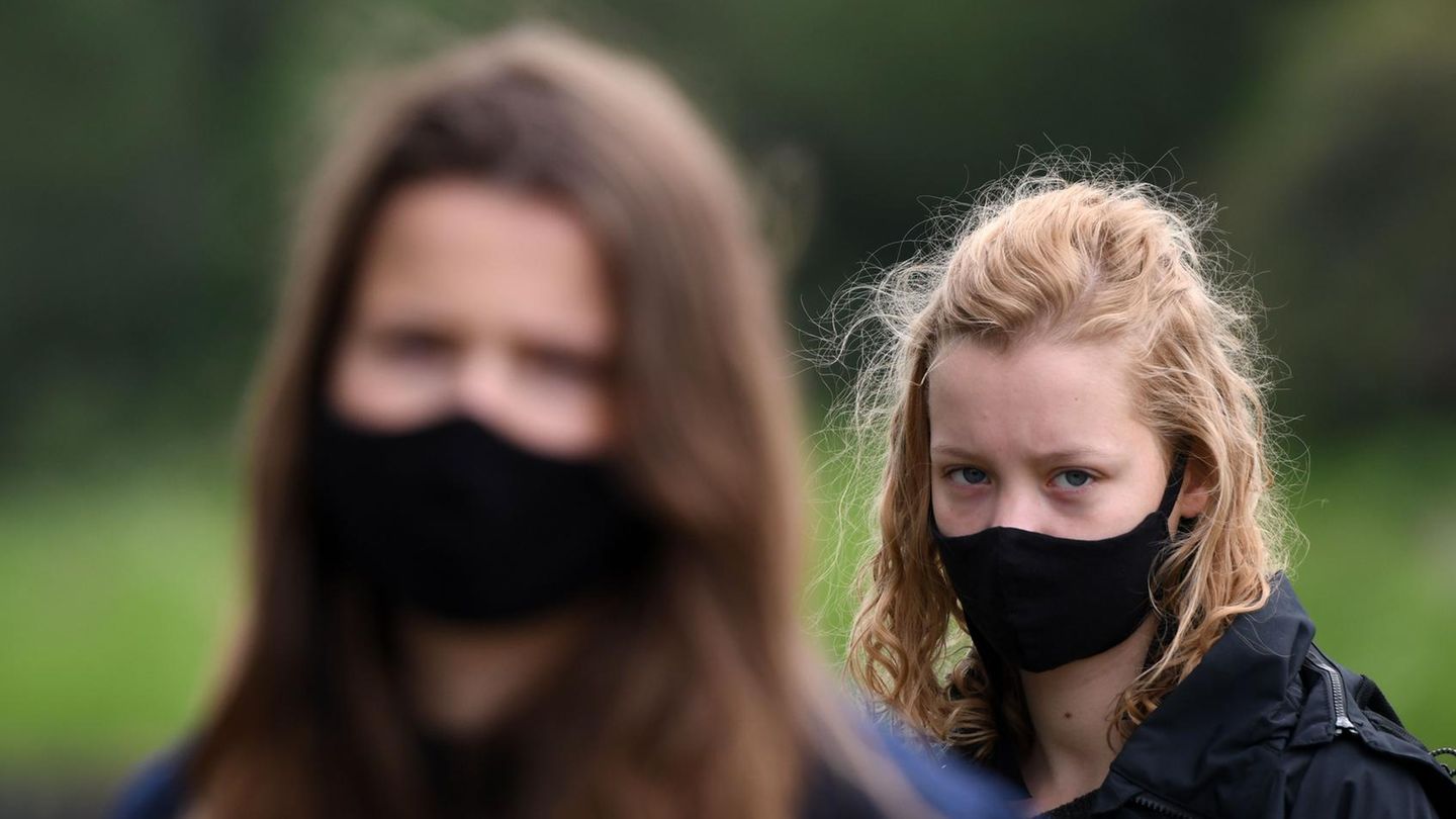 Luisa Neubauer (l.) und Carla Reemtsma (r.) haben die Klimastudie für "Fridays for future" vorgestellt