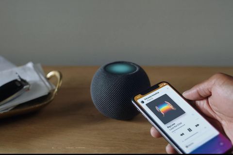 Der Homepod Mini ist in Schwarz und Weiß erhältlich