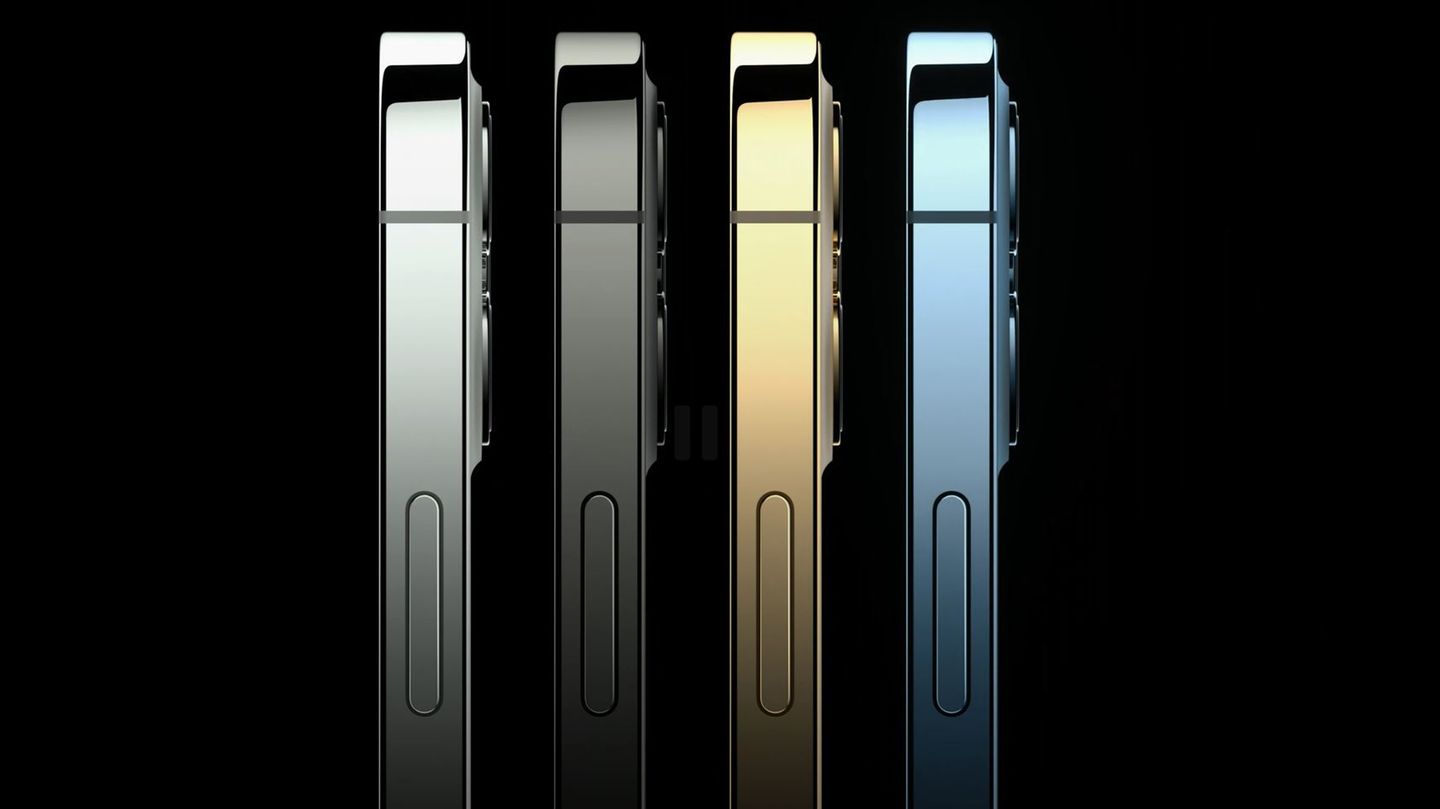 Das iPhone 12 Pro und das iPhone 12 Pro Max sind in den klassischen Farben Graphit, Silber und Gold erhältlich. Das neue Pazifikblau ersetzt den edlen Grünton des letzten Jahres. Schick: der eingefärbte Edelstahlrahmen glänzt in der jeweiligen Farbe