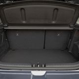 Die Ladekante zum Kofferraum ist hoch und die Luke eng