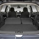 Der Kofferraum hat ein Volumen von 262 Litern, legt man die Lehnen der Rückbank um, werden 1.075 Liter daraus
