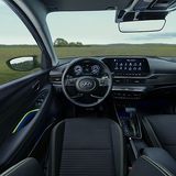 Das Interieur wird von den zwei 10,25 Zoll-Bildschirmen dominiert