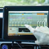 Am Tablet werden die Klangelemente eingestellt