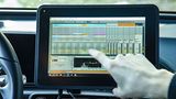 Am Tablet werden die Klangelemente eingestellt