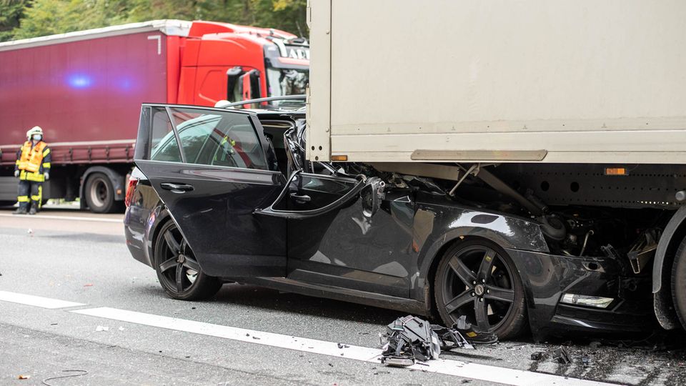 Nachrichten Deutschland A3 Idstein Nachdem Umweltaktivisten die Autobahn 3 bei Idstein blockiert hatten, ist ein Auto auf den Lastwagen am Stauende aufgefahren