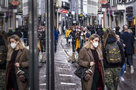 Menschen in einer Fußgängerzone in Amsterdam
