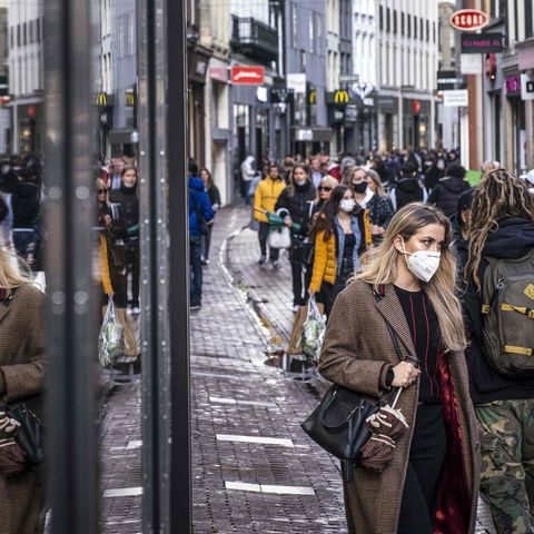 Menschen in einer Fußgängerzone in Amsterdam