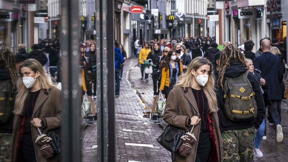 Menschen in einer Fußgängerzone in Amsterdam
