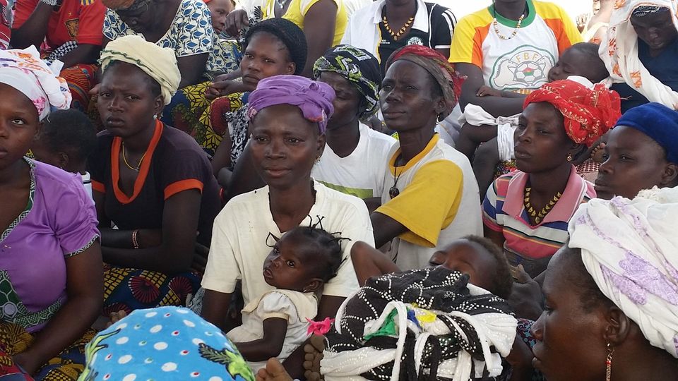 Hilfsorganisation in Burkina-Faso: Aufklärung in den Dörfern ist wichtig, damit Frauen aus der Bevormundung hervortreten. Aufklärung in den Dörfern ist wichtig, damit Frauen aus der Bevormundung hervortreten.