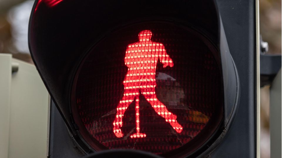 Erst stehen, dann gehen: Elvis, Otto, Kasperle: Die zwölf lustigsten Ampelmännchen Deutschlands Erst stehen, dann gehen: Elvis, Otto, Kasperle: Die zwölf lustigsten Ampelmännchen Deutschlands