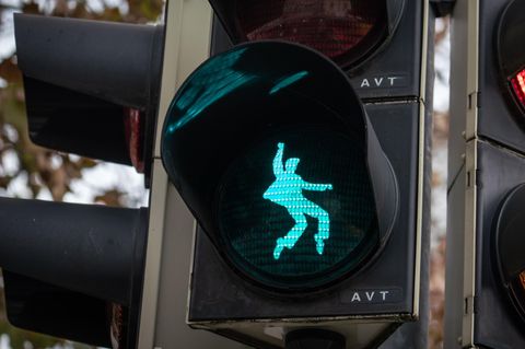 Elvis lebt: An einer Ampel im hessischen Friedberg schwingt der "King of Rock'n'Roll" die Hüfte
