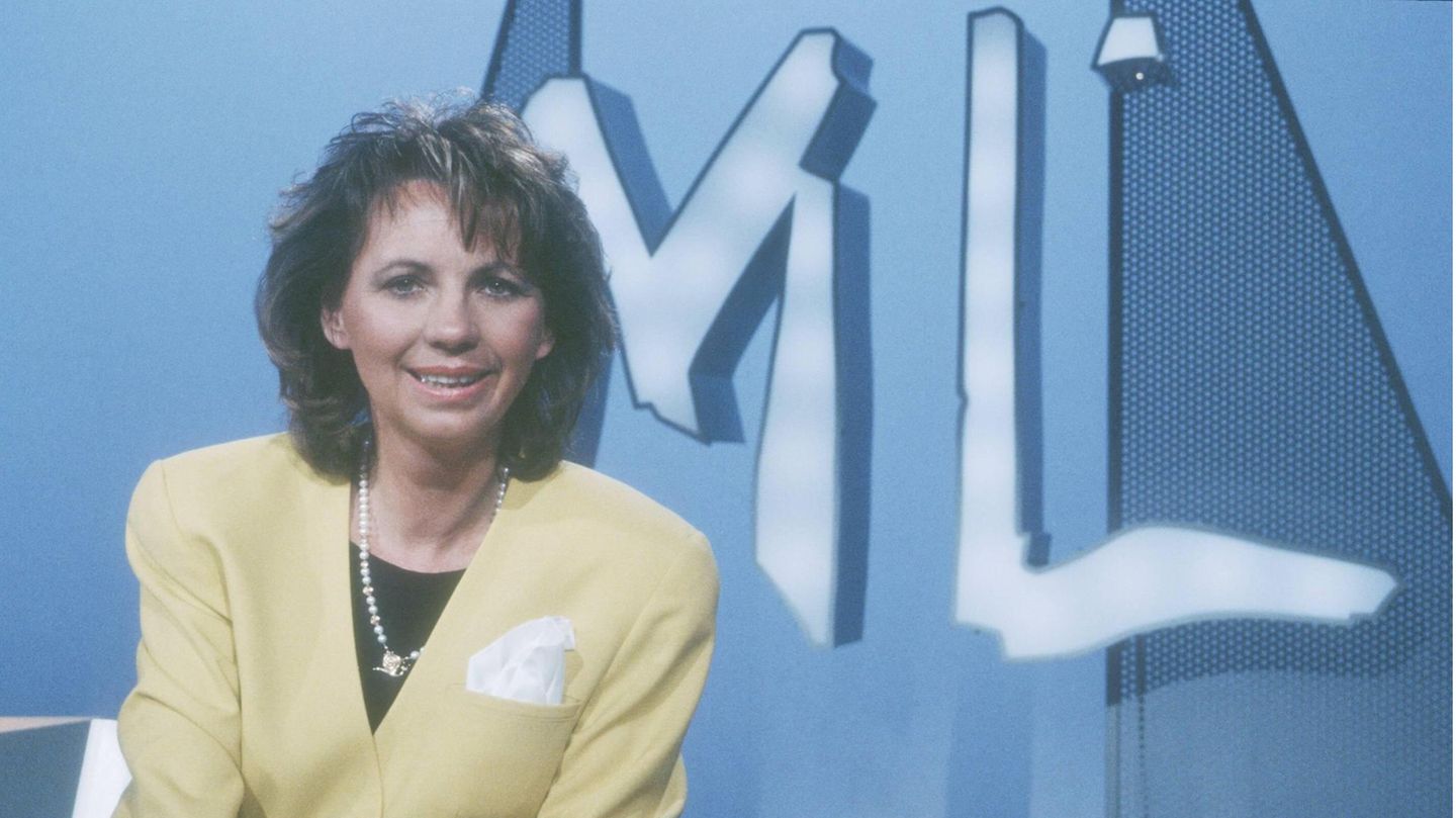 Maria von Welser 03/92 teu Frau Fernsehen TV dunkelhaarig kurzhaarig Journalismus Moderation quer halb sitzend Studio Kulisse Logo ML Mona Lisa serišs lŠchelnd

Mary from Welser 03 92 TEU Woman Television TV dark haired short Journalism Moderation hor...