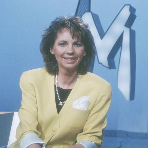Maria von Welser 03/92 teu Frau Fernsehen TV dunkelhaarig kurzhaarig Journalismus Moderation quer halb sitzend Studio Kulisse Logo ML Mona Lisa serišs lŠchelnd

Mary from Welser 03 92 TEU Woman Television TV dark haired short Journalism Moderation hor...