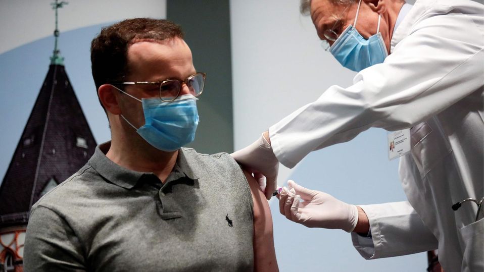 Gesundheitsminister Jens Spahn lässt sich gegen die Grippe impfen