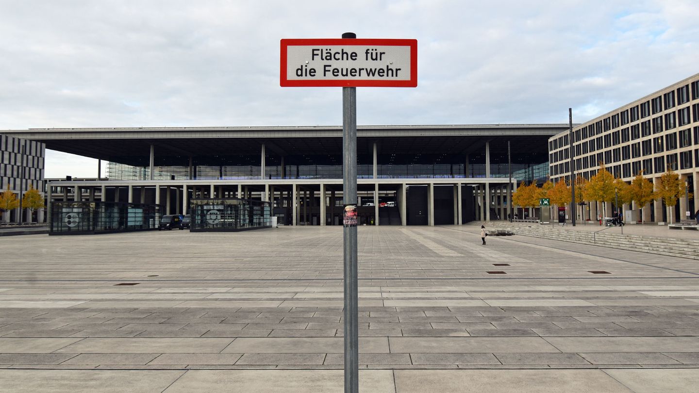 Bild 1 von 22 der Fotostrecke zum Klicken  Inwischen wächst dort kein Unkraut mehr: Der fast menschenleere Willy-Brandt-Platz vor dem Flughafengebäude Mitte Oktober.