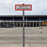 Bild 1 von 22 der Fotostrecke zum Klicken  Inwischen wächst dort kein Unkraut mehr: Der fast menschenleere Willy-Brandt-Platz vor dem Flughafengebäude Mitte Oktober.