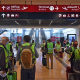 Aber im Inneren schon belebt, immer nur dienstags und donnerstags, wenn Komparsen einchecken und die Abläufe testen.