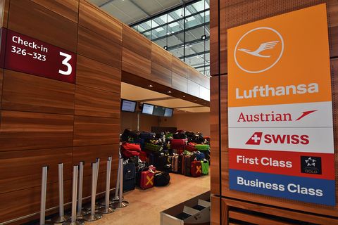 Die Check-in-Inseln sind mit dunklem Nussbaumholz verkleidet. Dieser Schalter bleibt Kunden mit teuren Tickets vorbehalten.