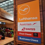 Die Check-in-Inseln sind mit dunklem Nussbaumholz verkleidet. Dieser Schalter bleibt Kunden mit teuren Tickets vorbehalten.