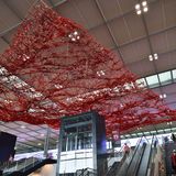 Diesen Blick hat jeder Fluggast, der sich zur Abflugebene im Hauptterminal begibt: Unter der Decke schwebt seit acht Jahren "The Magic Carpet", ein jetzt entstaubtes Kunstwerk der kalifornischen Künstlerin Pae White.