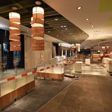 Zu den letzten Tätigkeiten gehört das Einrichten des Duty-free-Shops hinter der Sicherheiskontrolle. Erst wenige Tage vor der Eröffnung werden die Regale gefüllt.